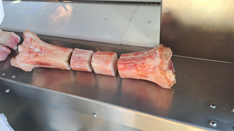 牛棒骨、豬脛骨鋸塊切段，帶骨鮮肉自動進料鋸骨機介紹 